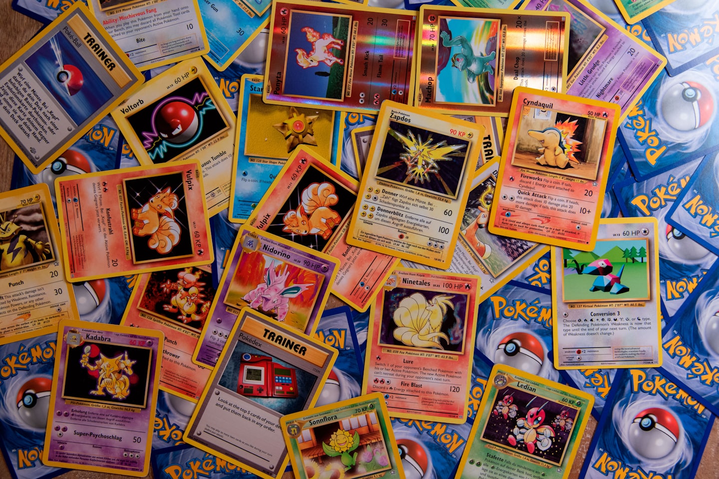 Vintage Pokémon-kort utspridda på ett träbord.